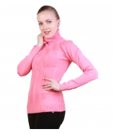 Женский свитер приталенного кроя с узором "косичка"