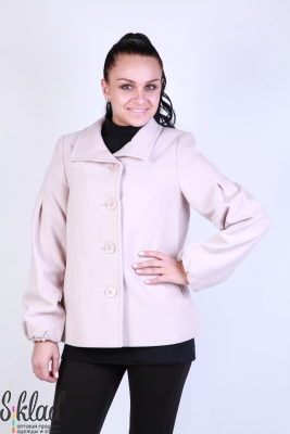 Короткое женское пальто прямого кроя с присборенным у манжета рукавом