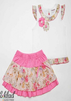 Костюм из розовой юбки с цветочным рисунком и белой футболки с цветочной окантовкой и цветами
