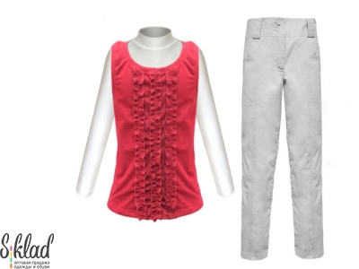 Комплект из светло-серых брюк, белой блузки и розовой жилетки