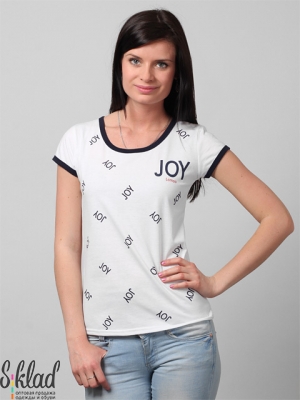 женская футболка с контрастной окантовкой и буквенным принтом "JOY"