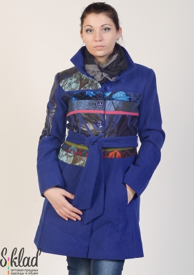 Пальто синего цвета на пуговицах и с поясом