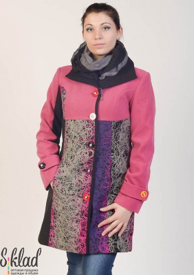 Пальто розовое с сиренево-серым рисунком на пуговицах
