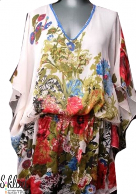 Блузка молочного цвета с v-образным вырезом и красными цветами