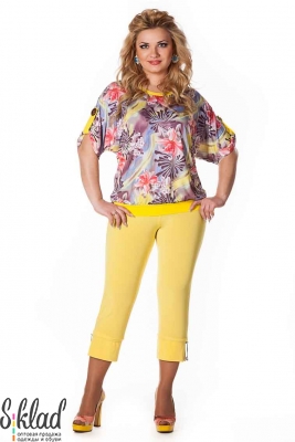 Блузка разноцветная с растительным рисунком и с коротким рукавом свободного кроя и жёлтой окантовкой