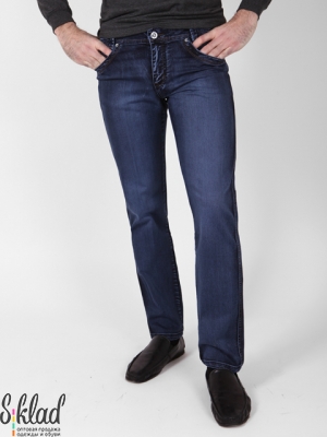 классические мужские джинсы темно-синего цвета