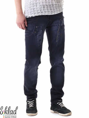 Мужские джинсы с декоративными швами и клепками