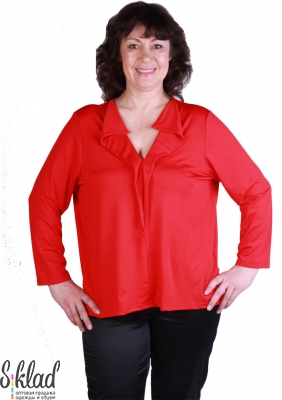 Красная женская блузка свободного кроя с оригинальным оформлением горловины